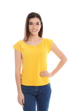 Beyaz arka planda şık giyinmiş güzel bir genç kadın.