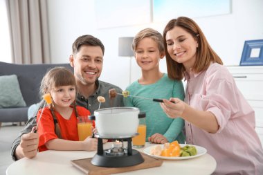 Mutlu aile evde fondü akşam yemeği keyfi