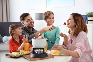 Mutlu aile evde fondü akşam yemeği keyfi