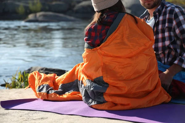 Campare i sovsäckar utomhus. Utrymme för text — Stockfoto