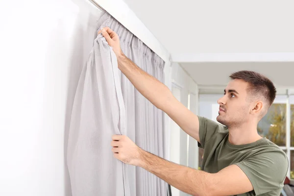 Man hängande Fönster gardin inomhus. Inredning element — Stockfoto