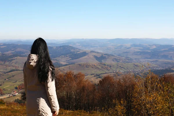 山の風景を楽しんで暖かい服の女性 — ストック写真
