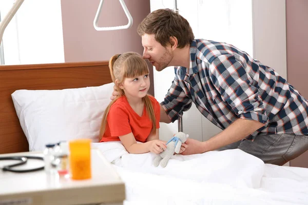 Hombre visitando a su pequeño niño en el hospital — Foto de Stock