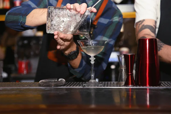 Bartender derramando saboroso coquetel no balcão na boate, close-up — Fotografia de Stock