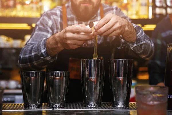 Bartender förbereda läckra cocktail counter i nattklubb, närbild — Stockfoto