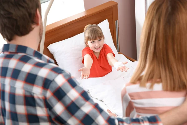 Eltern besuchen ihr kleines Kind im Krankenhaus — Stockfoto