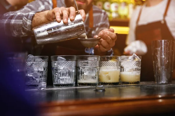 Bartendern hälla god cocktail vid bord i nattklubb, närbild — Stockfoto