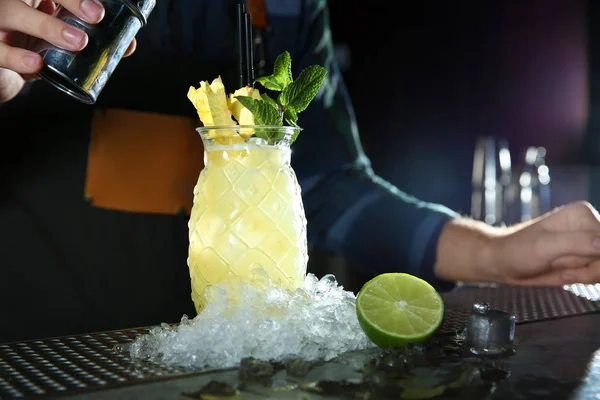 Barman haciendo cóctel tropical en el mostrador en el pub, primer plano. Espacio para texto — Foto de Stock