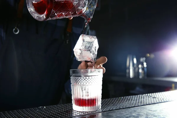 Barmann macht roten russischen Cocktail am Tresen in der Kneipe, Nahaufnahme. Raum für Text — Stockfoto