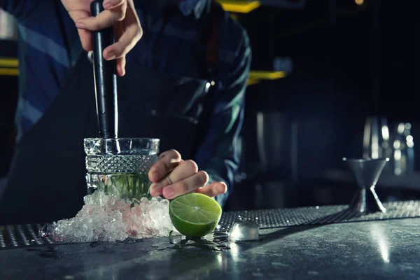 Barman a fazer cocktail Mojito ao balcão no pub, de perto. Espaço para texto — Fotografia de Stock