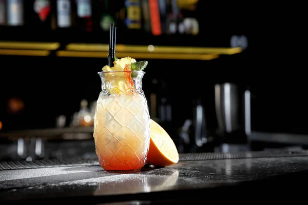 Frischer alkoholischer Tequila Sunrise Cocktail auf der Theke. Raum für Text — Stockfoto