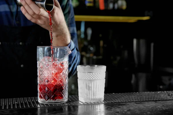 Barman fazendo coquetel russo vermelho no balcão no pub, close-up. Espaço para texto — Fotografia de Stock