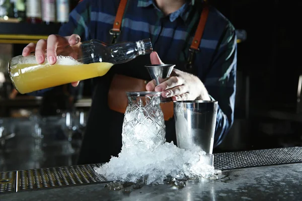 Barman fazendo coquetel tropical no balcão no pub, close-up — Fotografia de Stock
