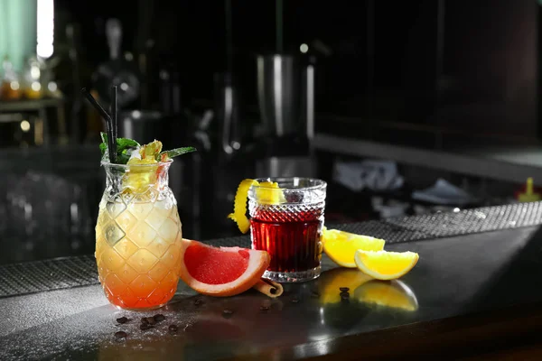 Fresh alcoholic cocktails in glasses on bar counter — Stock Photo, Image