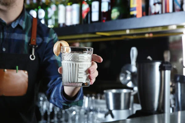 Barman segurando coquetel russo branco no clube noturno, close-up. Espaço para texto — Fotografia de Stock