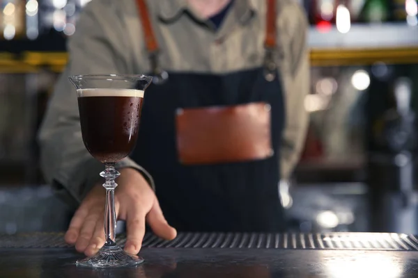 Barman sirviendo cóctel de martini expreso en el mostrador, primer plano. Espacio para texto —  Fotos de Stock