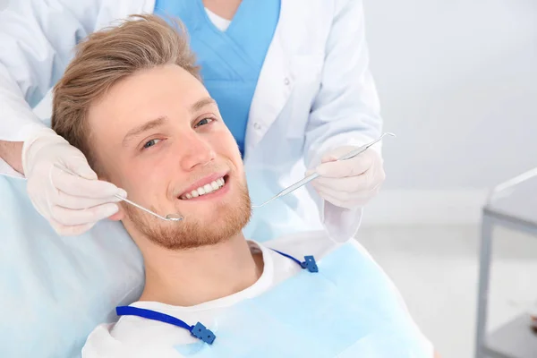 Zahnarzt untersucht Zähne des Patienten in moderner Klinik — Stockfoto