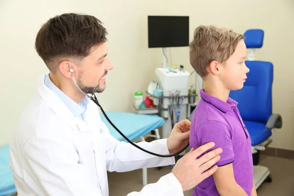 Mannelijke arts kindje onderzoek met de stethoscoop in ziekenhuis — Stockfoto