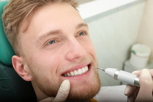 Professioneller Zahnarzt, der mit dem Patienten in einer modernen Klinik arbeitet, Nahaufnahme. Zahnpflege — Stockfoto