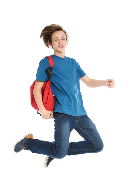 Beyaz arka plan üzerinde rahat kıyafetler içindeki mutlu genç çocuk — Stok fotoğraf