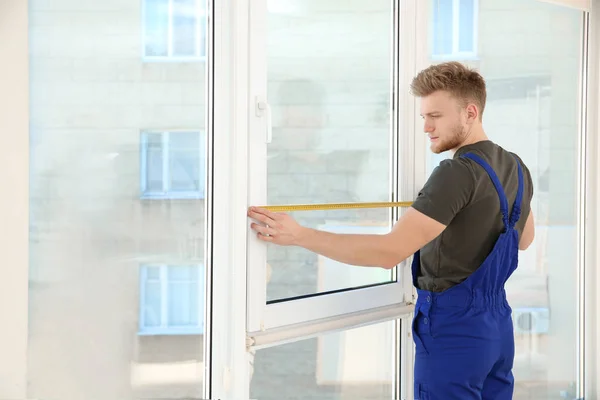Servicetechniker messen Fenster für den Einbau in Innenräume. Raum für Text — Stockfoto
