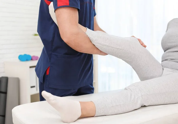 Physiotherapeut bei der Arbeit mit Patienten in der Klinik, Nahaufnahme. Rehabilitationstherapie — Stockfoto