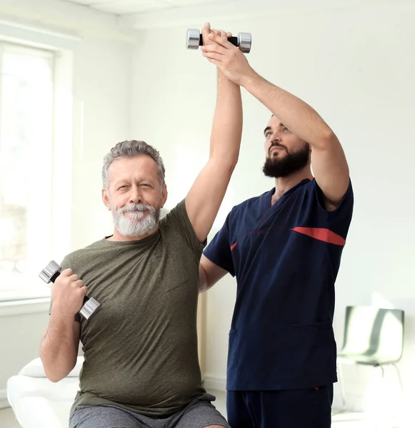 Fisioterapeuta trabalhando com paciente na clínica. Terapia de reabilitação — Fotografia de Stock