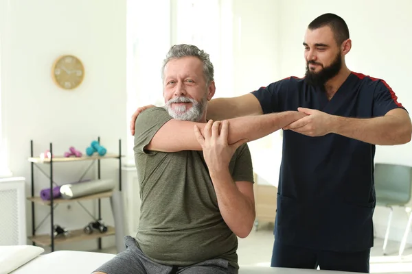 Fysiotherapeut werken met de patiënt in de kliniek. Revalidatie-therapie — Stockfoto
