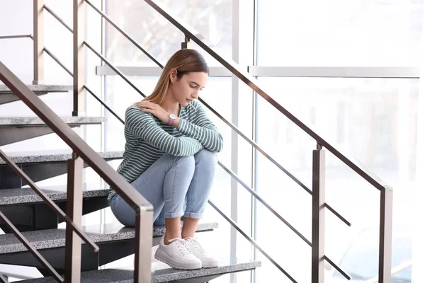 Menina adolescente emocional sentado em escadas dentro de casa — Fotografia de Stock