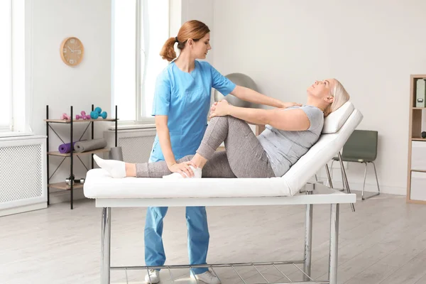 Fisioterapeuta trabalhando com paciente na clínica. Terapia de reabilitação — Fotografia de Stock