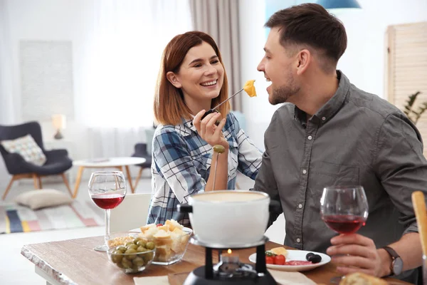 Ευτυχισμένο ζευγάρι απολαμβάνει fondue δείπνο στο σπίτι — Φωτογραφία Αρχείου