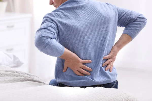 Hombre mayor que sufre de dolor de espalda en casa, primer plano —  Fotos de Stock