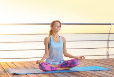 Genç kadın pratik iskelede yoga Zen