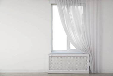 Yeni modern pencere perde ışık boş odada. Metin için yer 