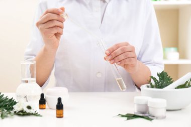 Masada cilt bakımı ürünü üreten kadın dermatolog.