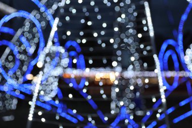 Güzel parlak Noel dekor açık havada. Bokeh etkisi