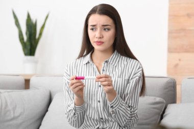 Hamilelik testi evde olan kadın. Kadın hastalıkları ve doğum