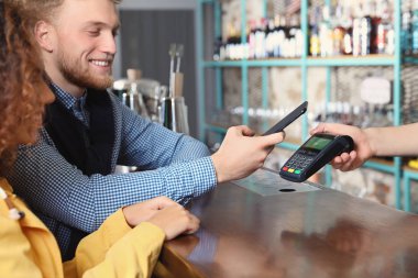 Kafede sigara nakit ödeme için Smartphone ve kredi kartı makine kullanan istemciler