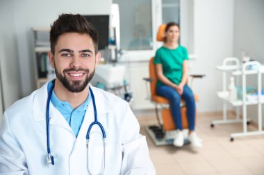Profesyonel otolaryngologist ve modern klinik hastada
