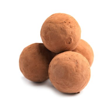 Beyaz zemin üzerine lezzetli çiğ çikolata truffles