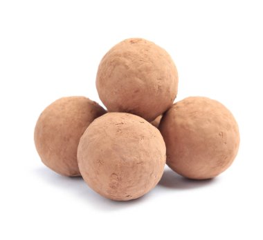 Beyaz zemin üzerine lezzetli çiğ çikolata truffles