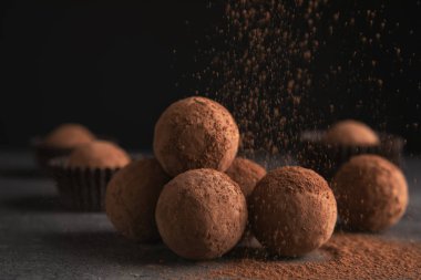 Masada kakaolu toz lezzetli çikolata truffles