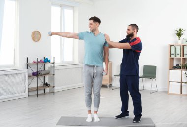 Fizyoterapist hastada klinik çalışma. Rehabilitasyon tedavisine