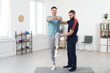 Fizyoterapist hastada klinik çalışma. Rehabilitasyon tedavisine