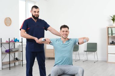 Fizyoterapist hastada klinik çalışma. Rehabilitasyon tedavisine