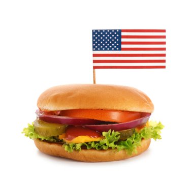 Beyaz arka plan üzerinde küçük ABD bayrağı ile Burger. Geleneksel Amerikan Mutfagi