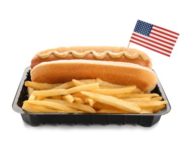 ABD bayrağı ve patates kızartması beyaz arka plan üzerinde kapsayıcısında sosisli. Geleneksel Amerikan Mutfagi