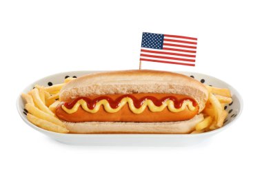 ABD bayrağı ve sosisli patates kızartması beyaz arka plan üzerinde. Geleneksel Amerikan Mutfagi