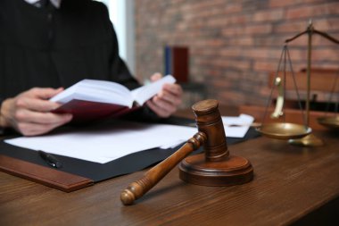 Yargıç ofis, tokmak odak masada çalışıyor. Hukuk ve adalet kavramı