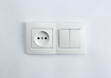 Işık anahtarı ve güç beyaz arka plan üzerinde soket. Elektrik teknisyen ekipmanları